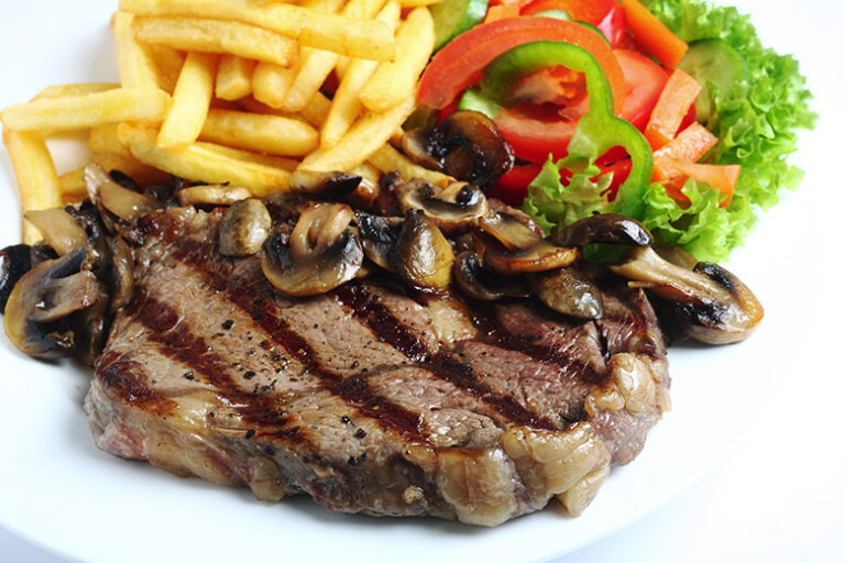 08dcb06b e16b 403c 95c7 8985909ca6e8 steak dinner dreamstime paul cowanweb 768x512
