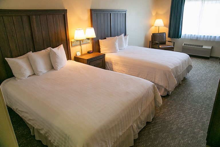 Yellowstone Lodge 2 768x512