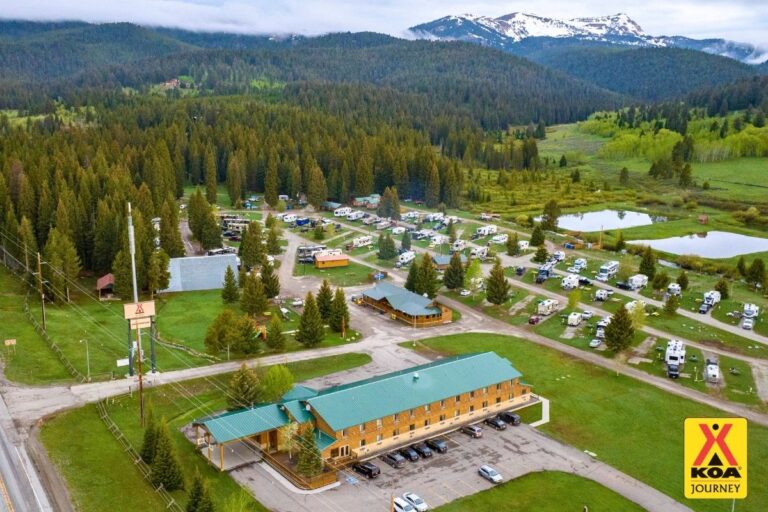 Yellowstone Park Mountainside KOA Holiday1 768x512